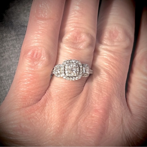 J001. Nwt 3-stone Princess Diamond Engagement/Anniversary Ring 7/8 tdw - Picture 2 of 5